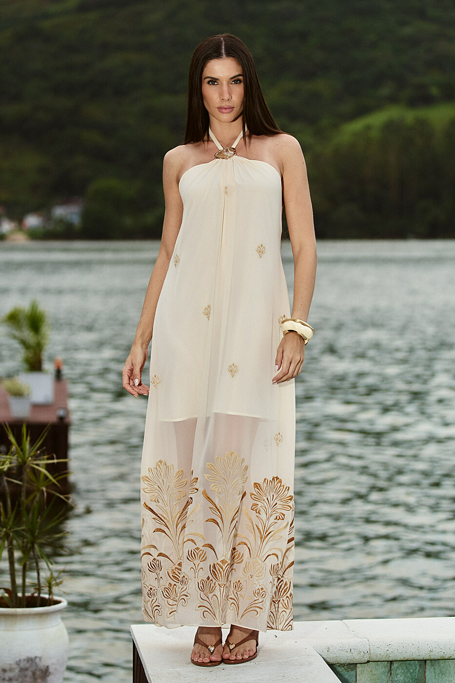 Vestido Chiffon Bordado Frente Única com Passante Metalizado