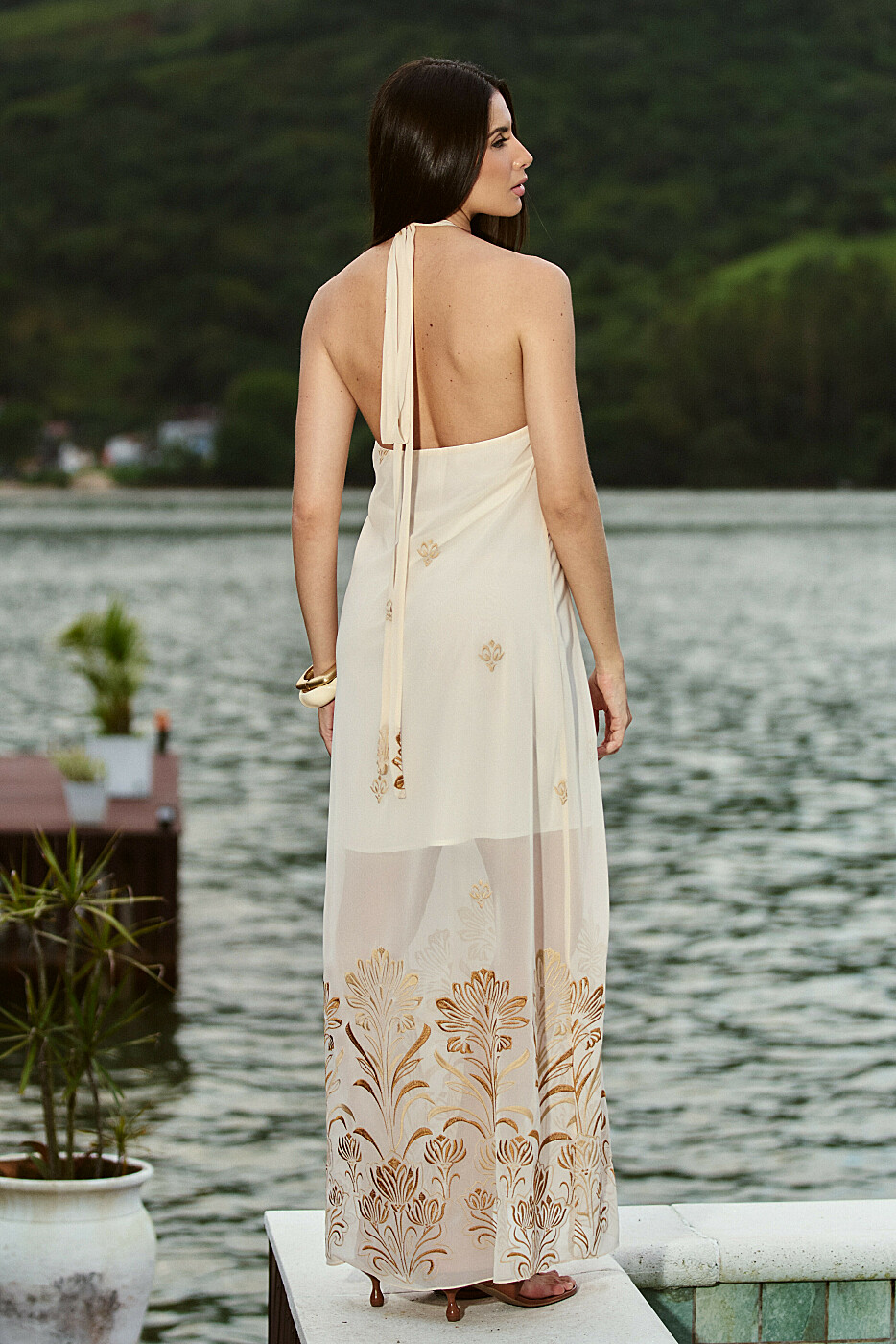 Vestido Chiffon Bordado Frente Única com Passante Metalizado