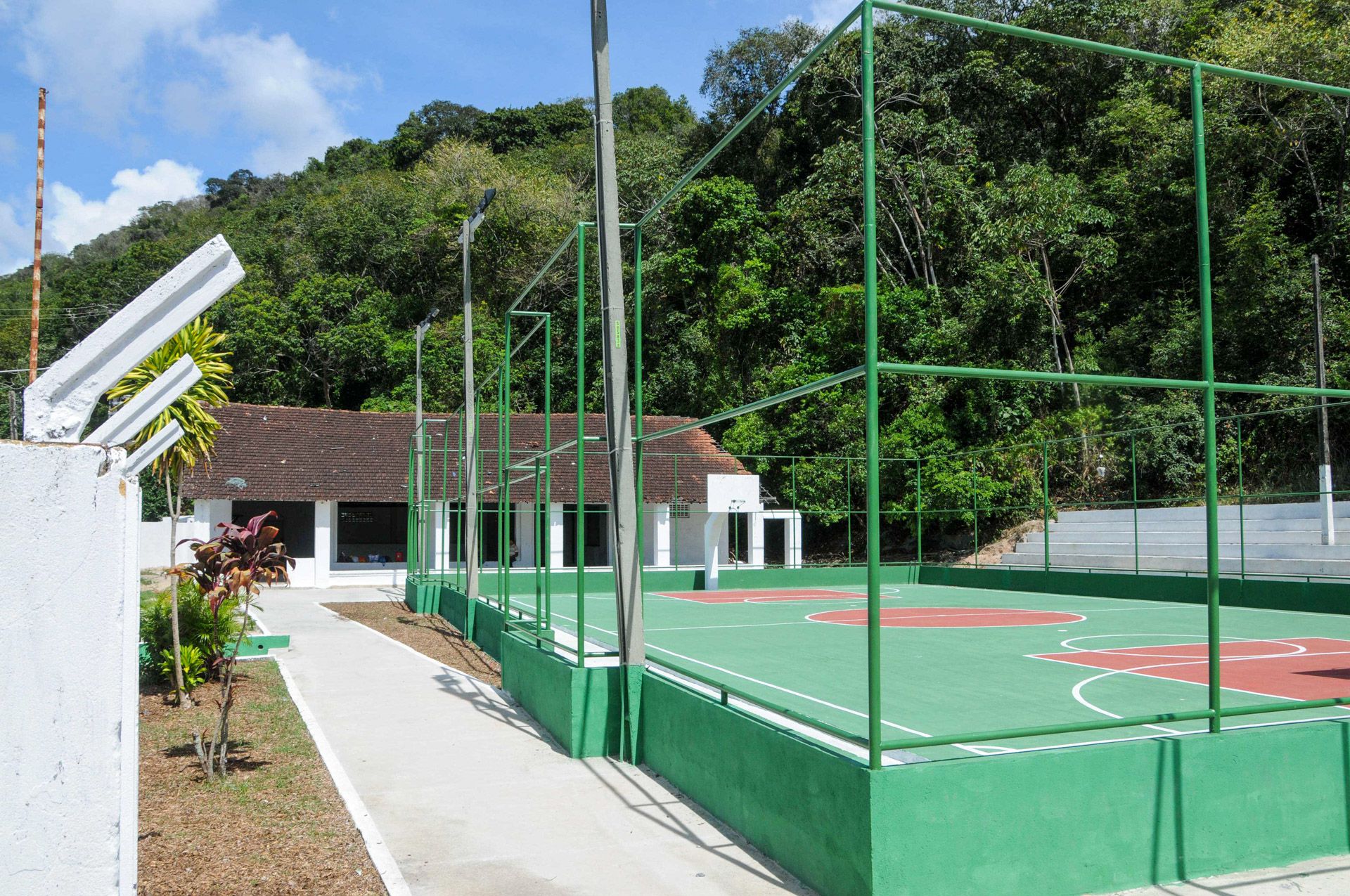 REFORMAS QUADRAS ESPORTIVAS, PINTURA PISOS ESPORTIVOS, ALAMBRADOS PARA QUADRAS.