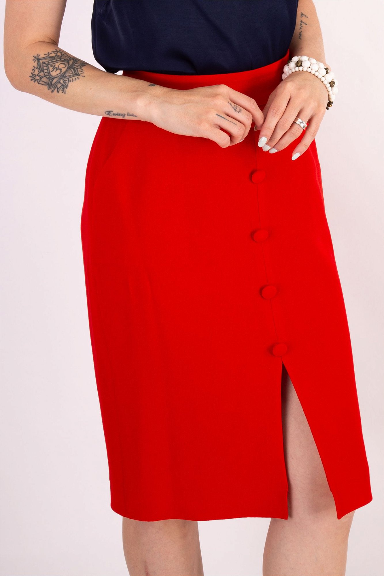 Saia Midi Melissa Crepe Red - All Side Store | Loja de Moda Feminina  Premium | Blusas, Regatas, Camisas, Calças, Vestidos, Saias, Shorts,  Blazers, Acessórios