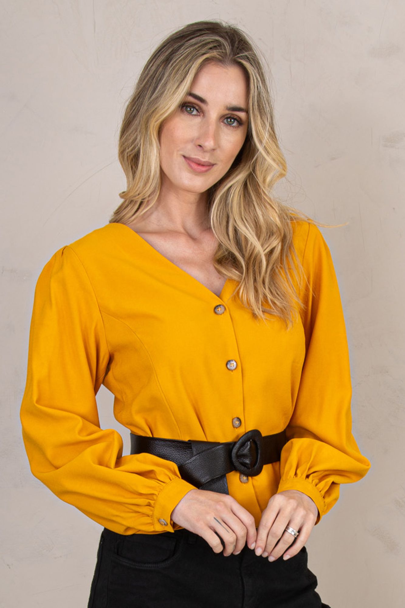Blusa May - Mostarda - All Side Store | Loja de Moda Feminina Premium |  Blusas, Regatas, Camisas, Calças, Vestidos, Saias, Shorts, Blazers,  Acessórios