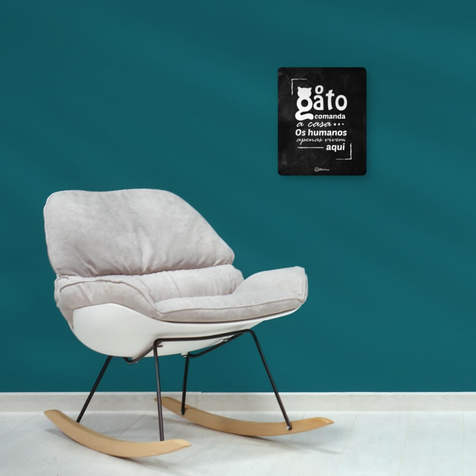 Placa Decorativa Preta - O Gato Comanda