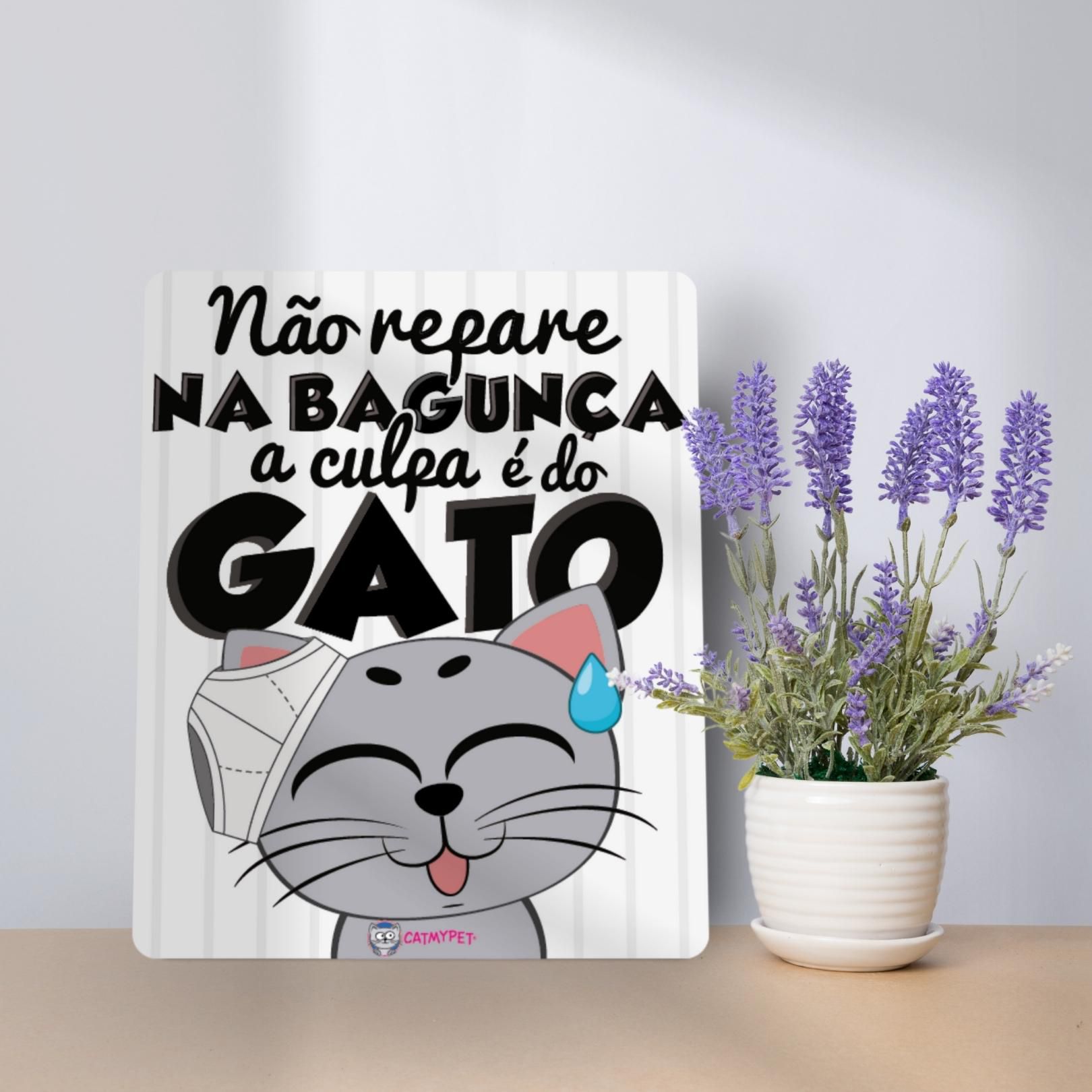 Placa Decorativa - Não Repare na Bagunça a Culpa é do Gato