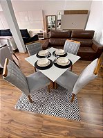 Mesa de Jantar Slim 4 lugares 90X90 C/ 4 cadeiras estofadas em madeira -  Stok Móveis