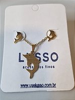 Conjunto com pingente de golfinho dourado