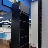 Painel de madeira expositor com 6 repartições e um Box fechado 4x1