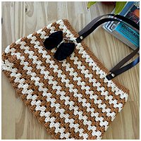 Bolsa de Crochê Granny Listrada com Alça de Couro e Chaveiro Removível