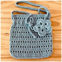 Bolsa de Crochê Azul com Flor Decorativa – Artesanal e Delicada