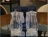 CJ 2 PECAS SALEIRO E PIMENTEIRO DE VIDRO COM TAMPA DE PLASTICO PETALA