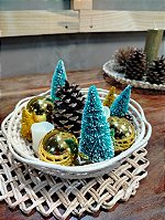 Cesto redondo com pinho e bolas douradas