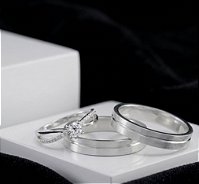 Aliança Crepúsculo 4mm com solitário cravejado em Prata 950