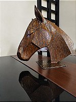 Busto de cavalo em chapa metálica envelhecida