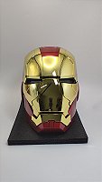 Helmo Homem de Ferro dourado