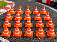 kit 20 Cones Miniatura Escala 1:32 2,4 cm para Pistas de Carrinhos hotweels laranja e branco
