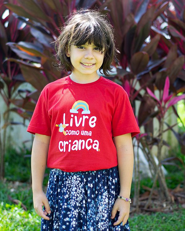 Camiseta infantil - Vermelha - Livre - Pano pra Manga - Roupas Infantis  leves e confortáveis