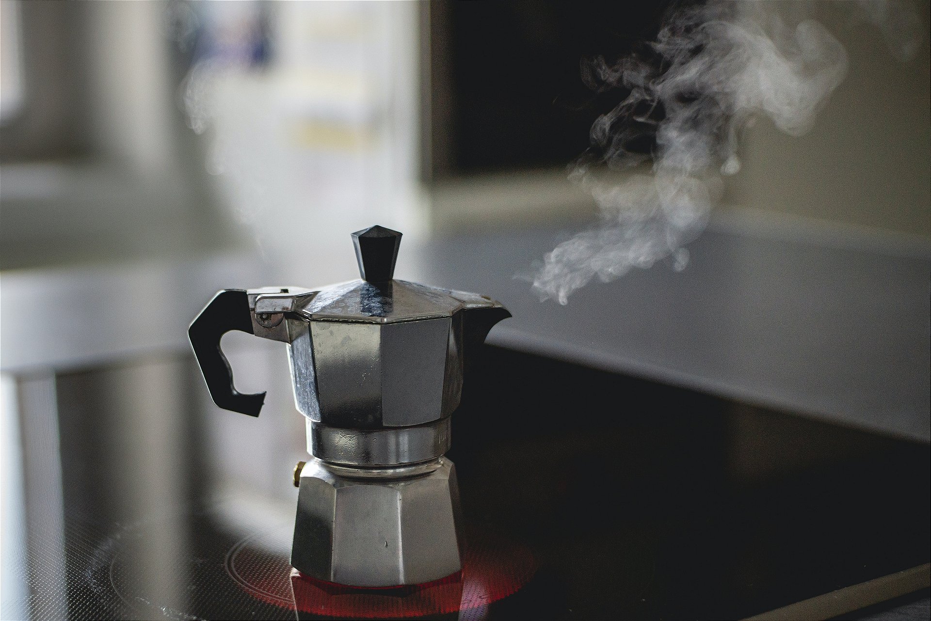 Como fazer café na cafeteira italiana - Locafé – Cafés, chás, xaropes e  insumos para bebidas quentes.