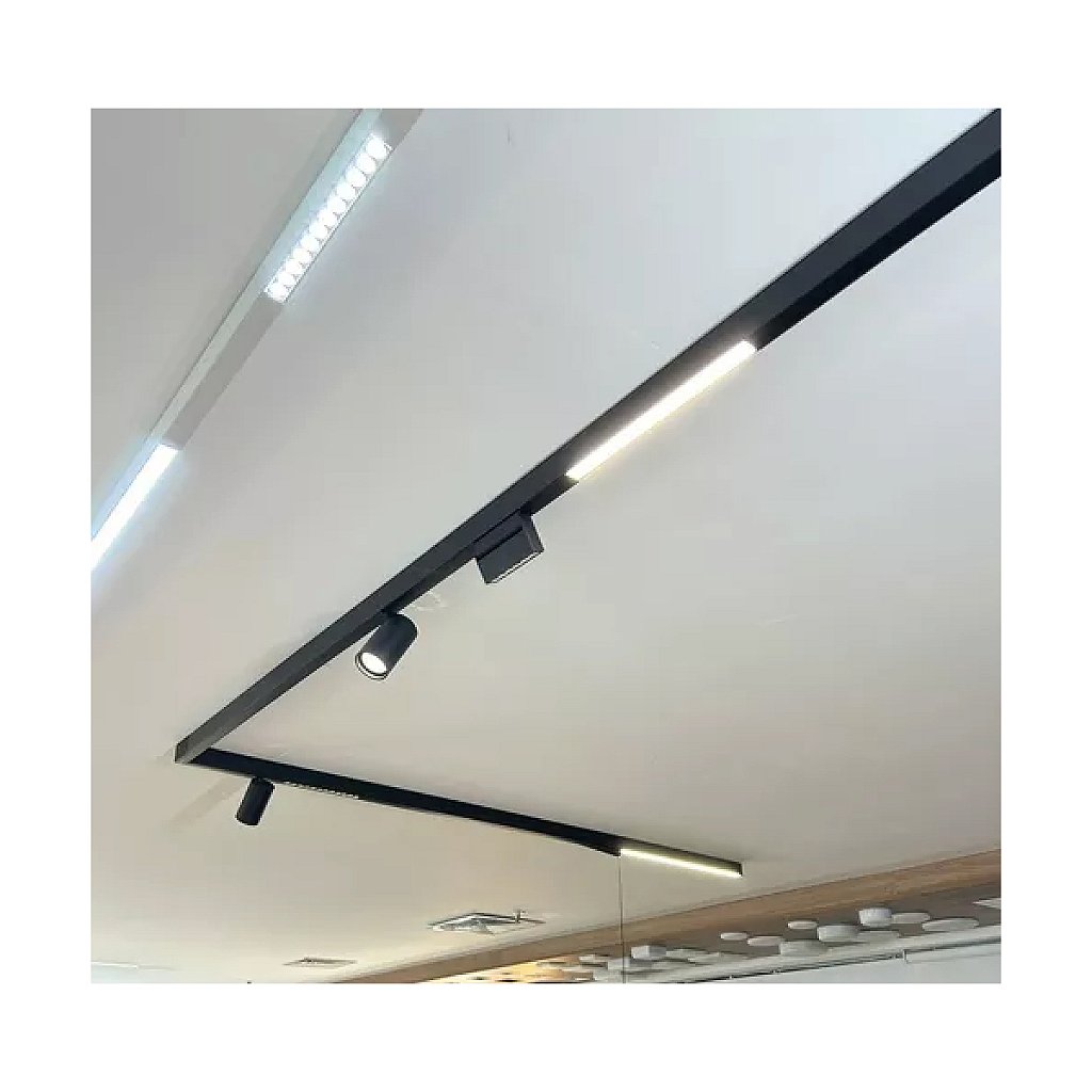 Aplicação Luminária Linear MAG Gaya em vitrine de loja com trilho magnético 48V
