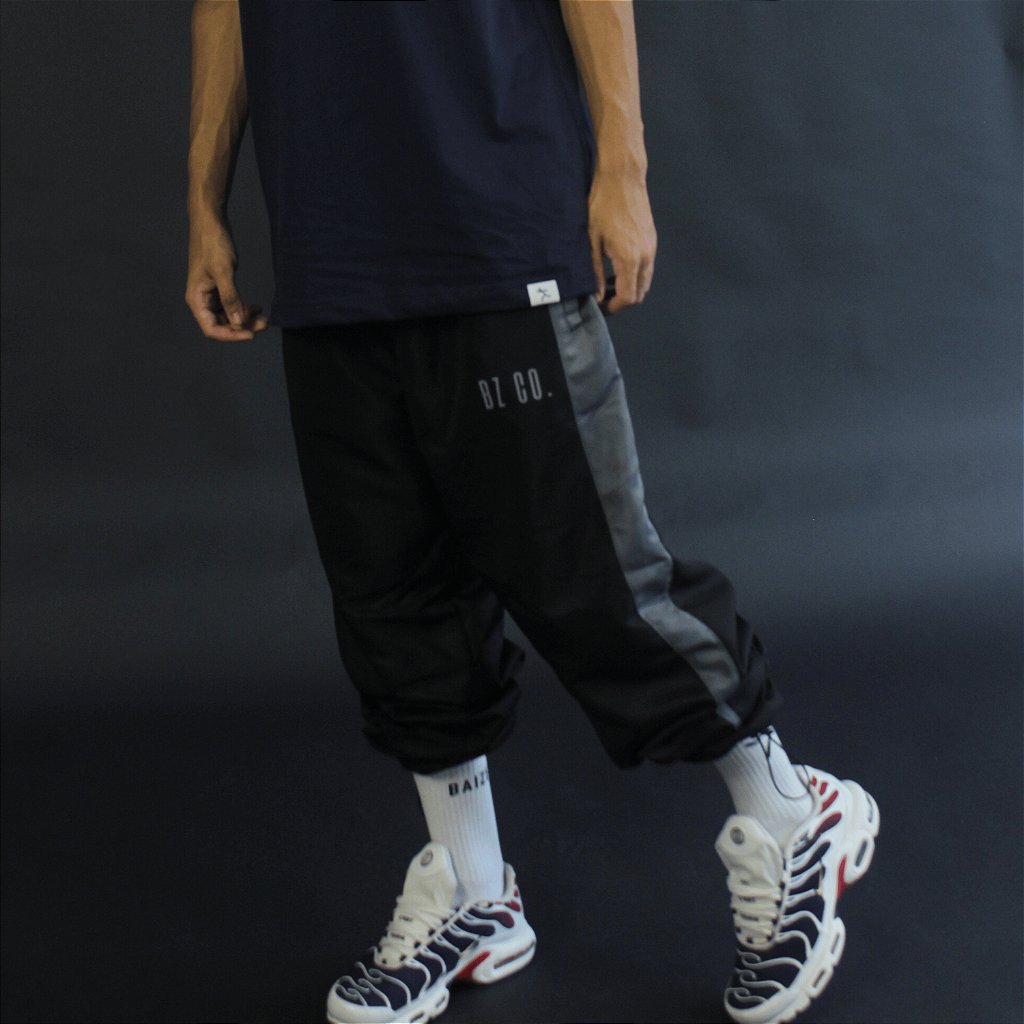 BZ PANTS – Calça Streetwear Preta com Detalhes em Cinza e Estampa