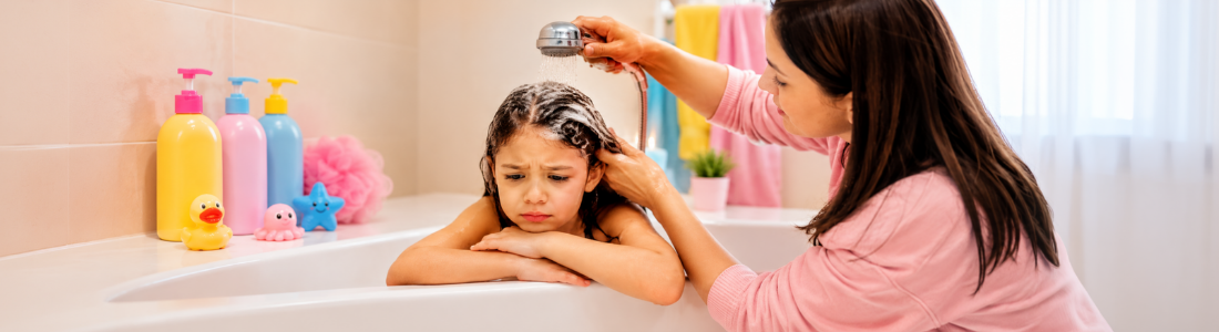 Criança odeia lavar cabelo, como resolver?
