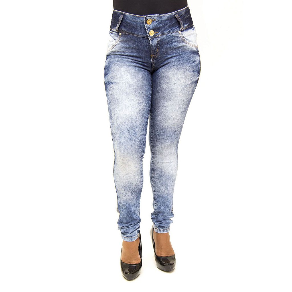 calça jeans clara manchada feminina