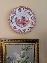 Prato de Porcelana Vermelho e Branco - Cena Inglesa (Jantar)