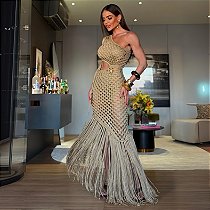 Vestido Estrela Um Ombro Só com Franjas, detalhes em Macrame Longo e cinto com Estrela do Mar dourada Dourado