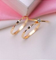 Par Aliança Torcida 2mm Banhada a Ouro 18K com Solitário