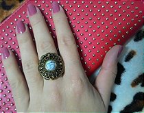 Anel em ouro envelhecido, com pedra estilo howlita branca brasileira.