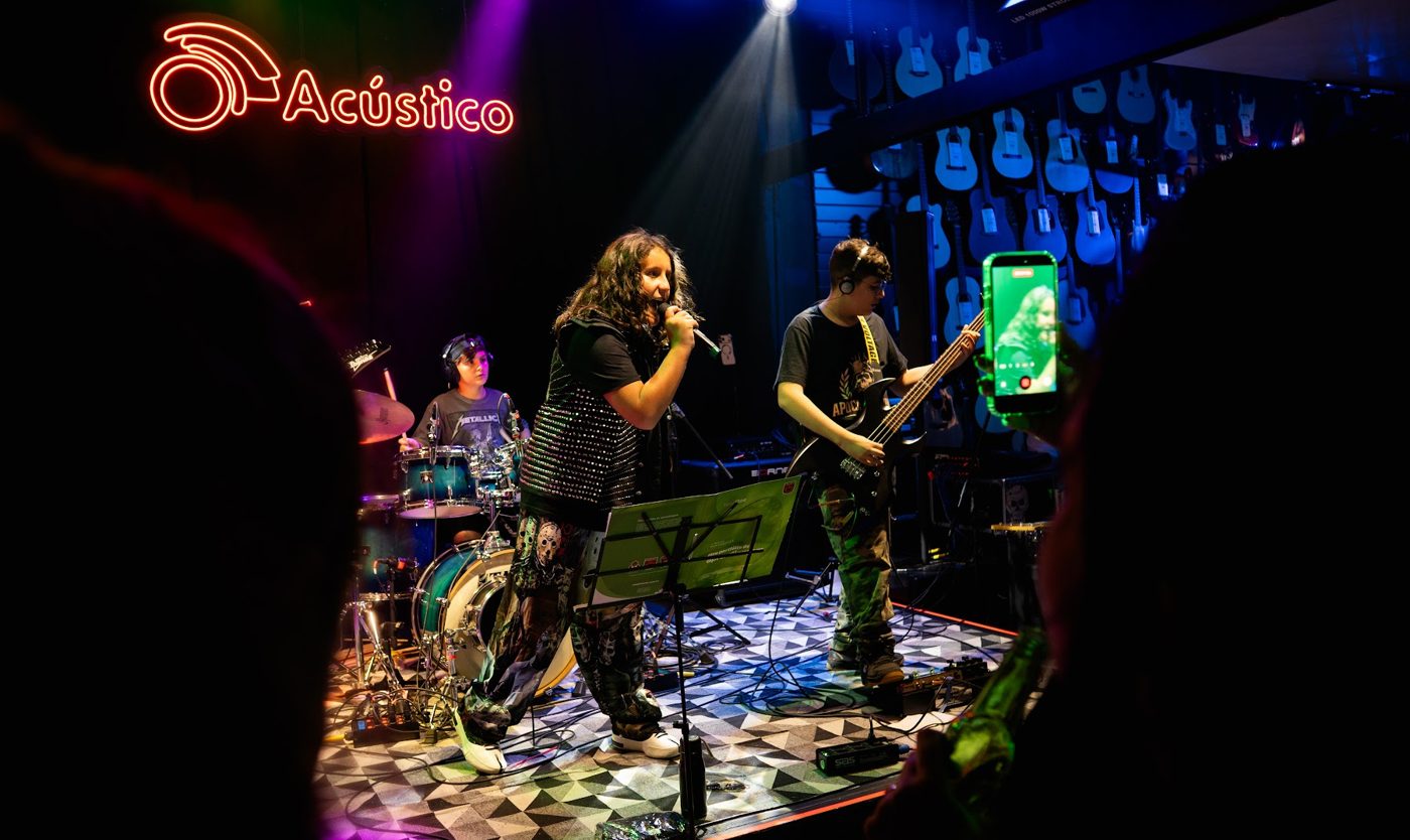 Banda de alunos no palco