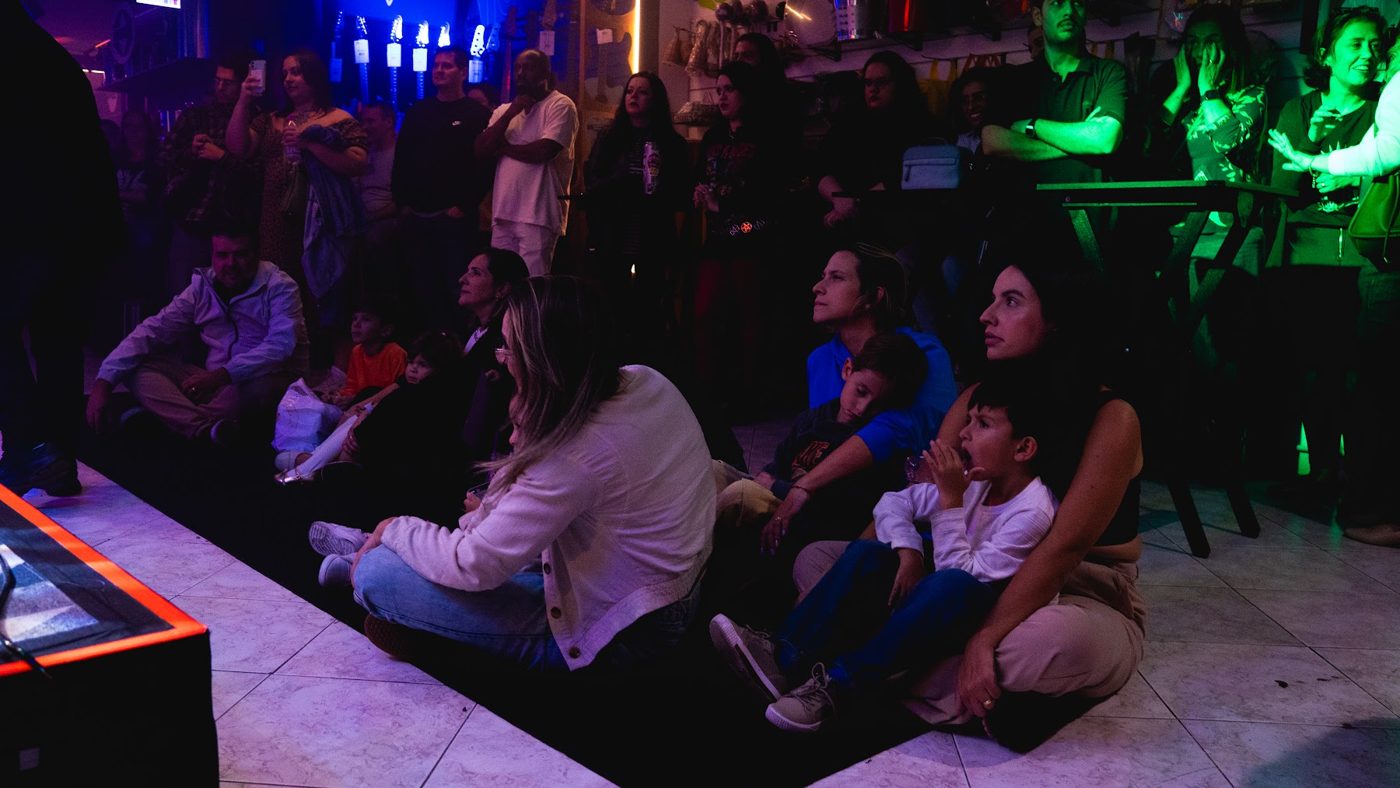 Público assistindo a apresentação