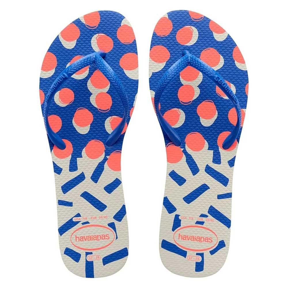 Linda boneca havaiana com cabelo azul e roupa colorida de