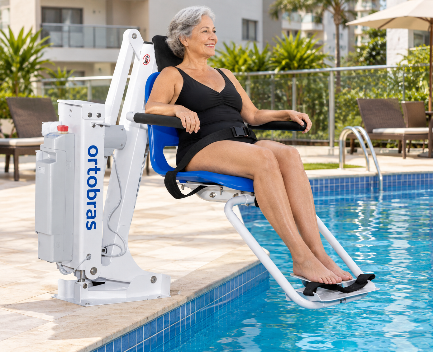 Pool Lift instalado em piscina para acessibilidade