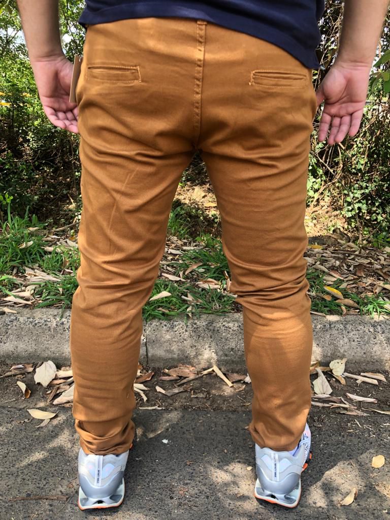 Calça cor caramelo