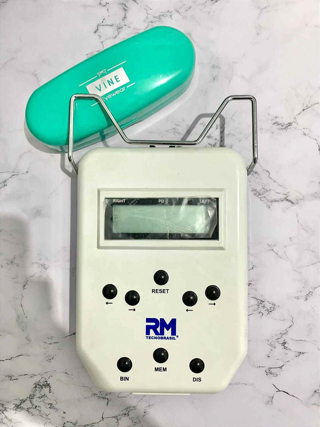 Pupilômetro, aparelho digital usado para fazer a aferição das medidas DNP presencialmente
