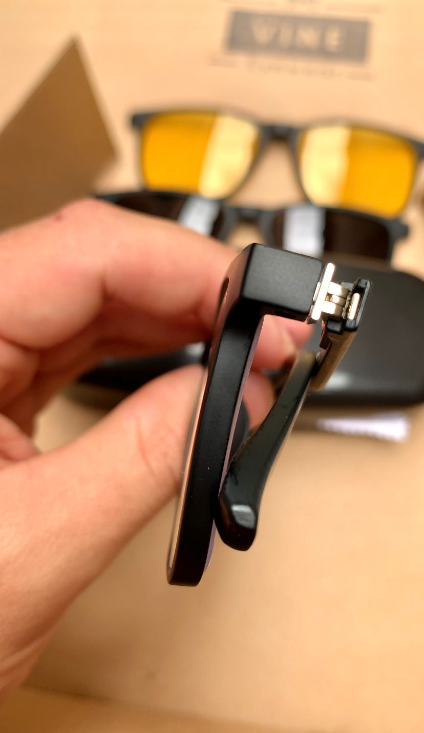 Óculos com lentes 1.74 super finas: vista lateral do lado esquerdo com excelente acabamento