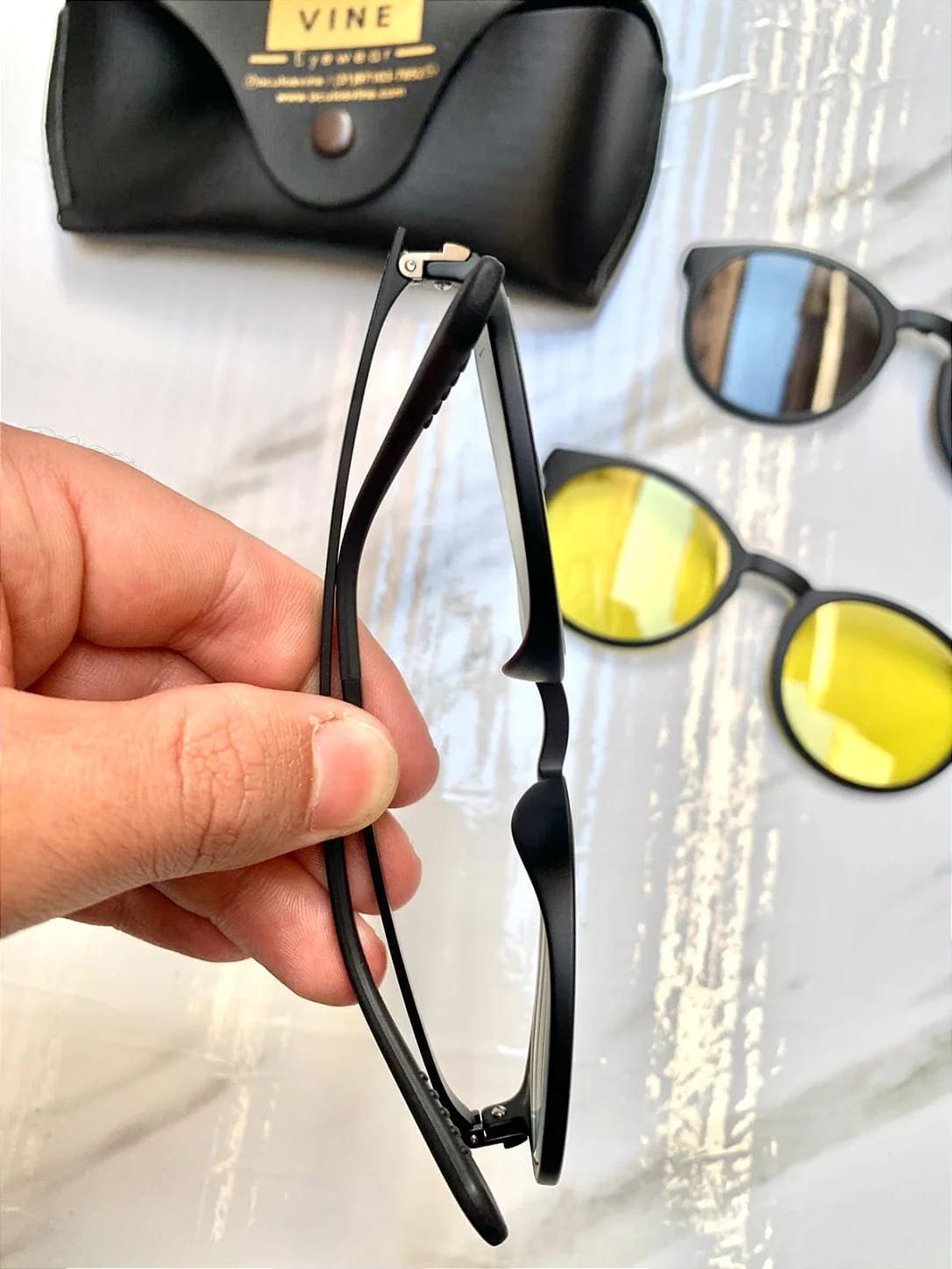 Óculos com lentes finas para miopia de -9,50 graus no olho direito e -5,50 no olho esquerdo, vista inferior