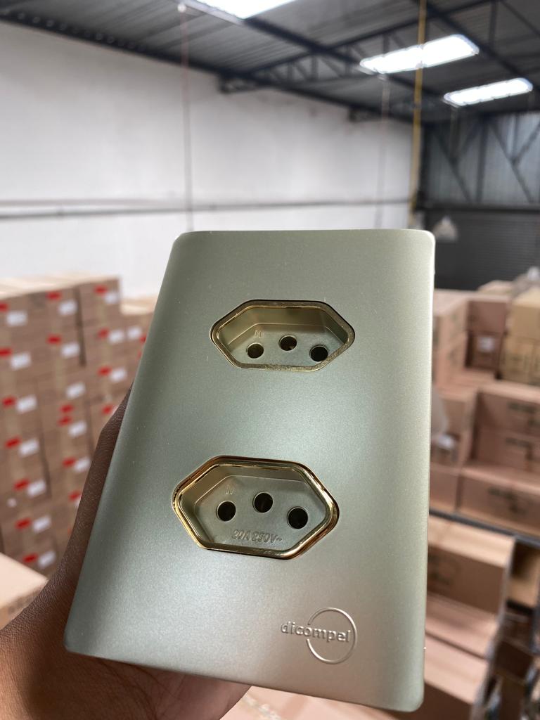 CJ TOMADA DUPLA 20A 4X2 - NOVARA CHAMPANHE GOLD - AG Leste Materiais