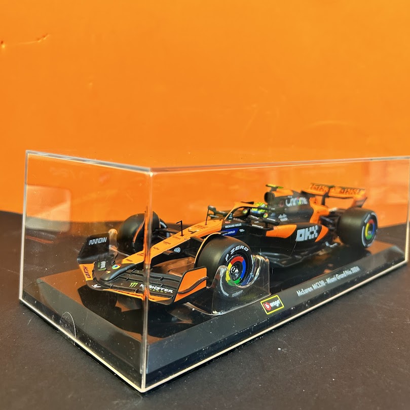 Miniatura Formula 1 McLaren F1 MCL38 2024 - 1/24 - AutoMOTIVO Store