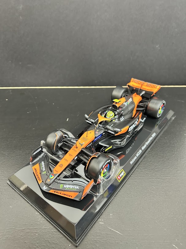 Miniatura Formula 1 McLaren F1 MCL38 2024 - 1/24 - AutoMOTIVO Store