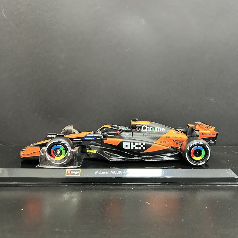 Miniatura Formula 1 McLaren MCL38 Oscar Piastri 1/24 - AutoMOTIVO