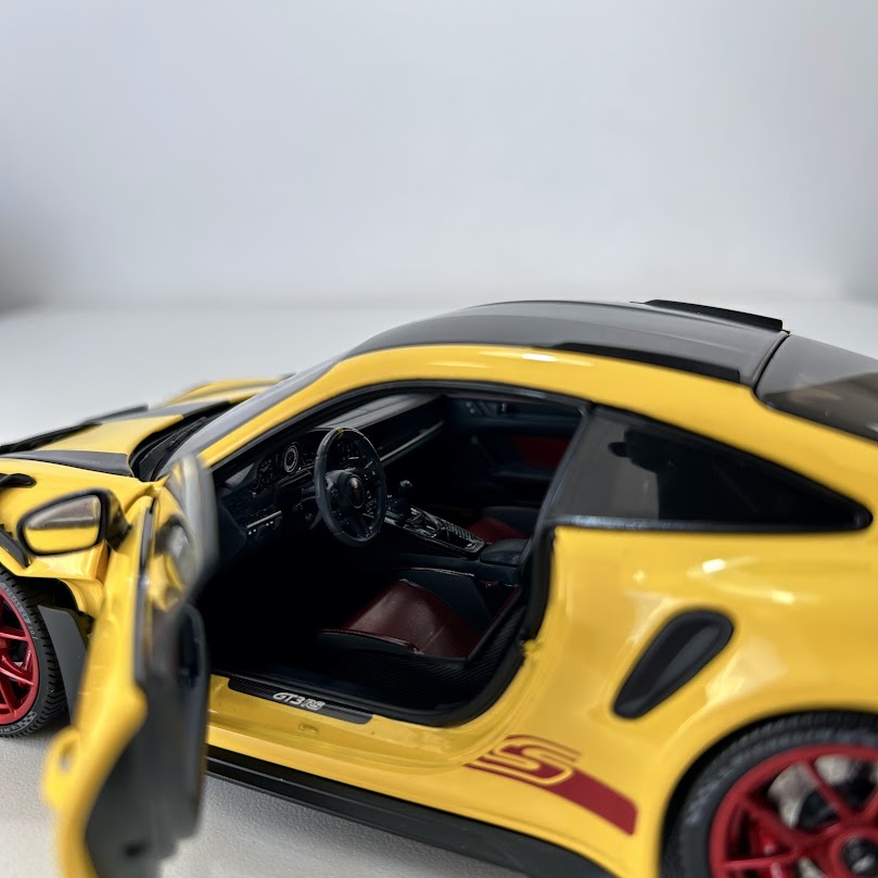 Miniatura carro Porsche 911 GT3 RS 2024 amarelo 1/18 - AutoMOTIVO