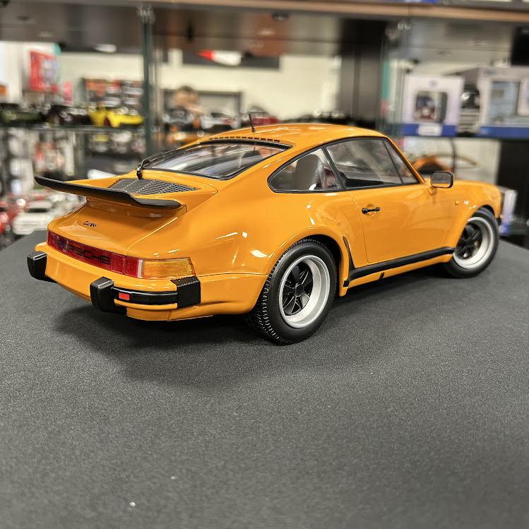 Miniatura carro Porsche 911 (930) Turbo 1977 laranja 1/12