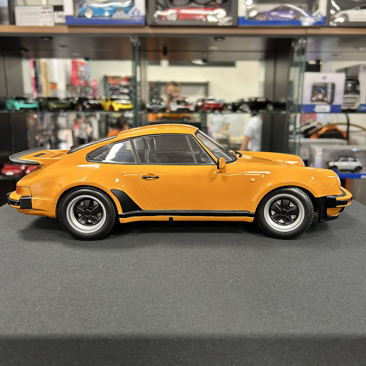 Miniatura carro Porsche 911 (930) Turbo 1977 laranja 1/12