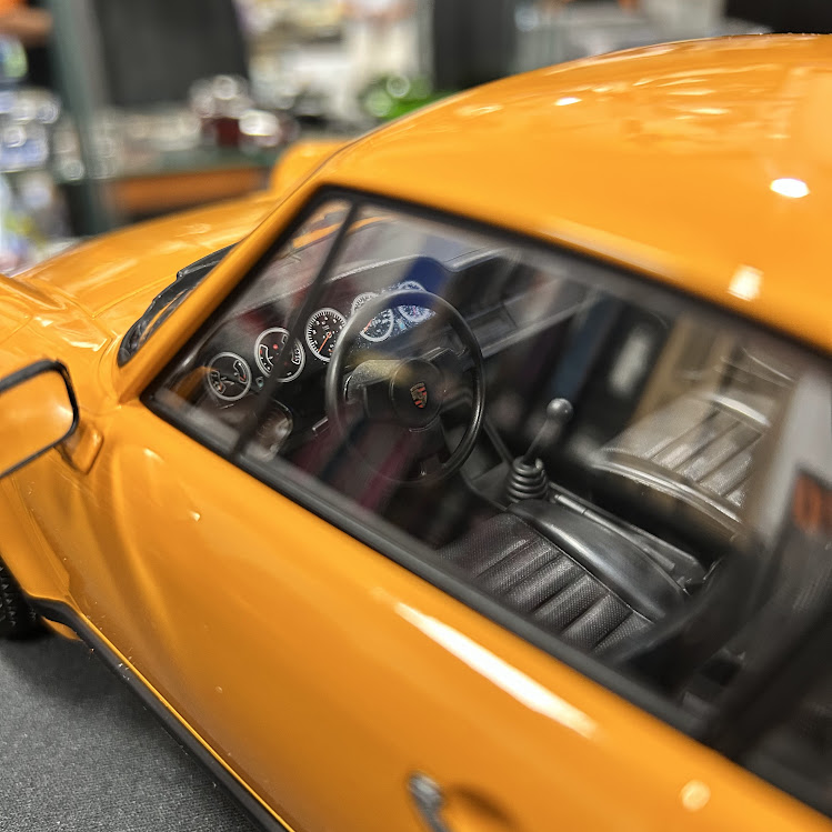 Miniatura carro Porsche 911 (930) Turbo 1977 laranja 1/12