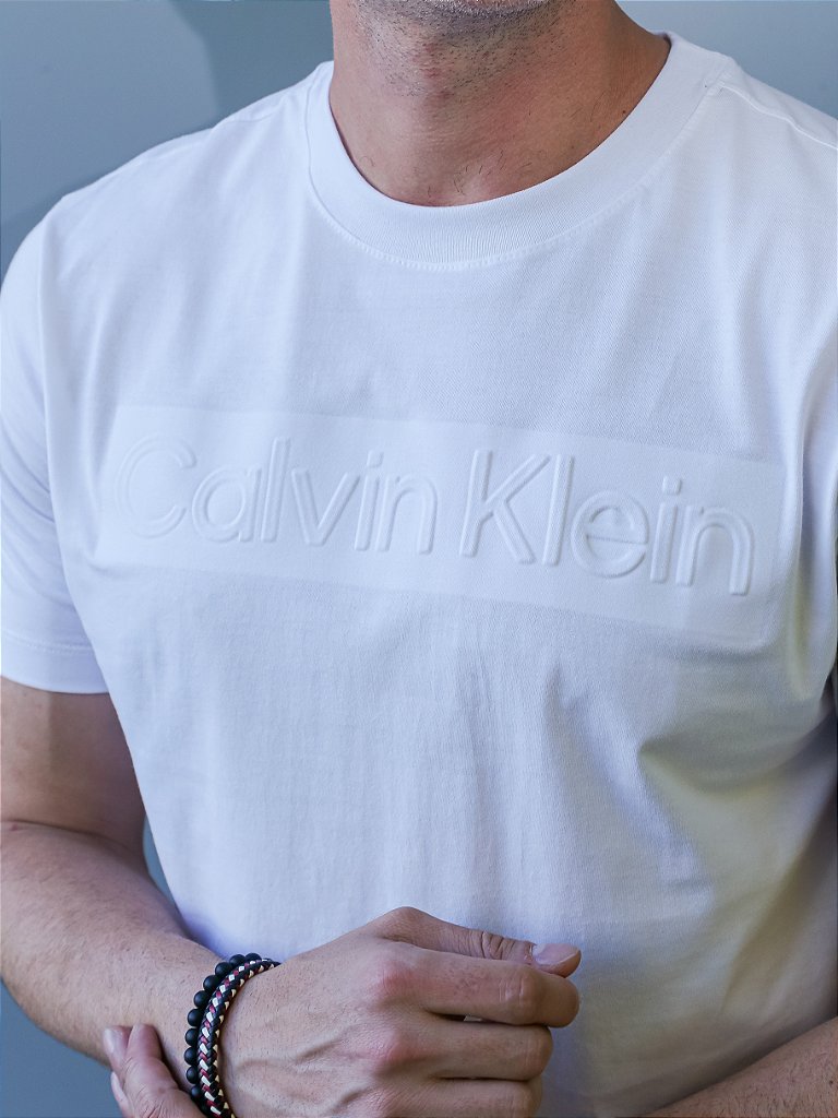 Calvin Klein Camiseta Logo Embossed Branco - Casa Das Camisas