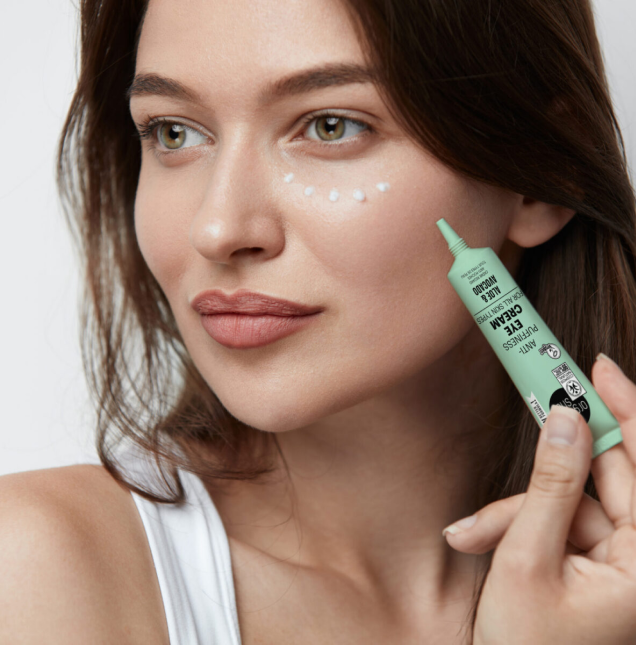 imagem de uma mulher usando um produto organic shop