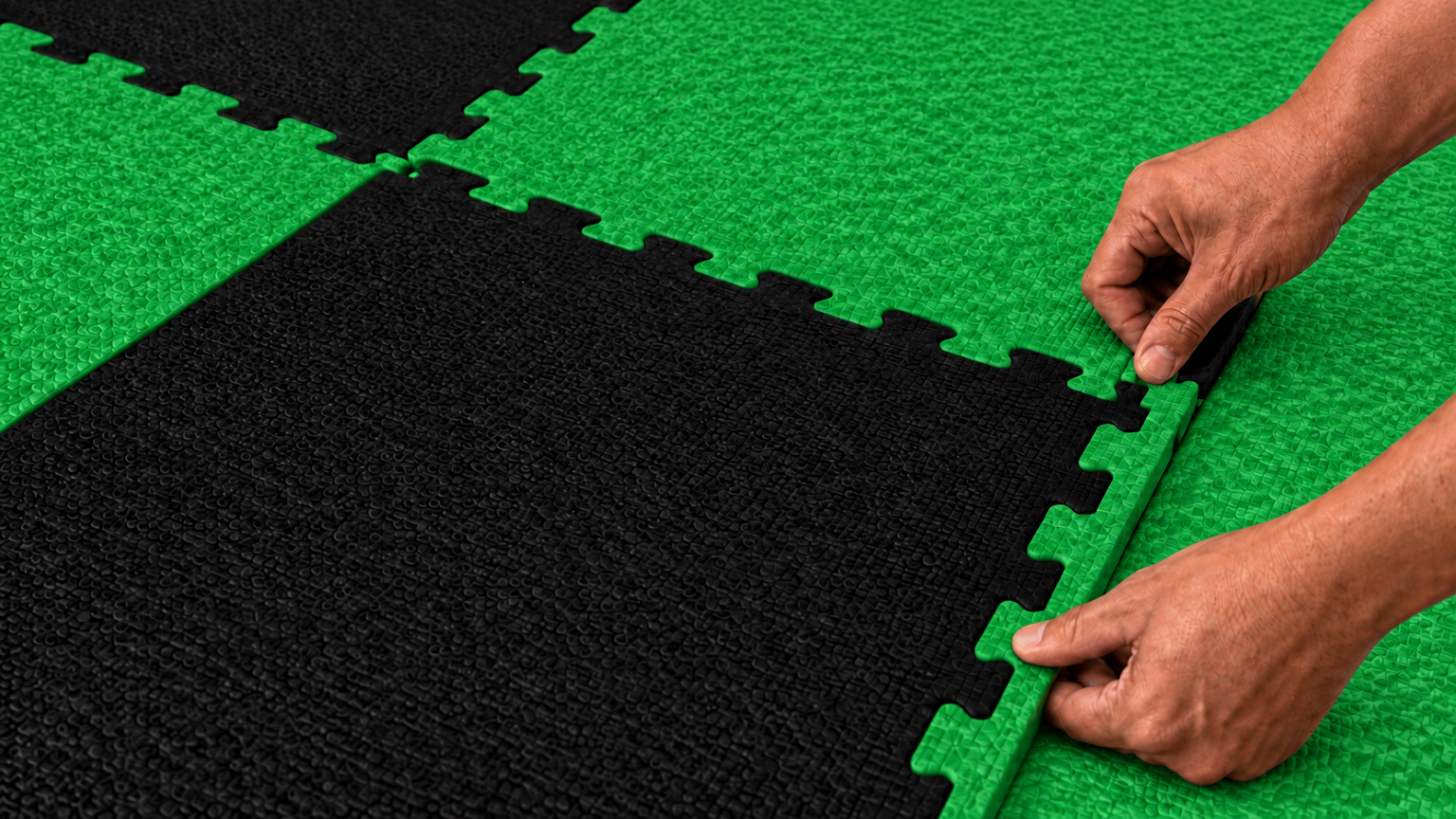 Borda removível sendo instalada na extremidade do Tatame EVA montado