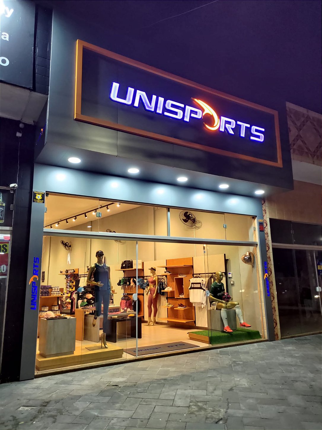 Fachada da loja Unisports na cidade de Peruíbe, litoral sul de São Paulo.