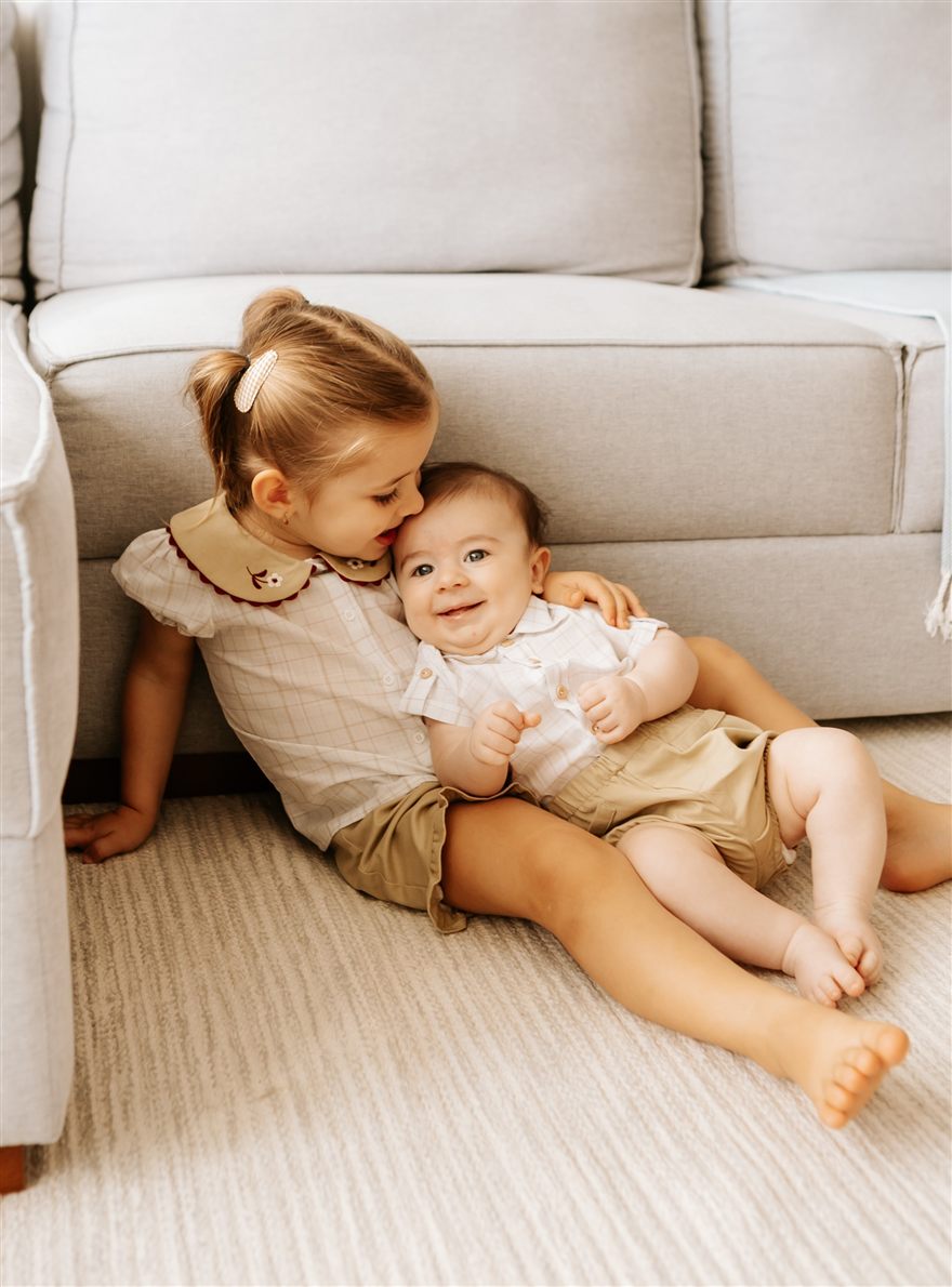 Irmãos vestindo Nutti — moda infantil atemporal