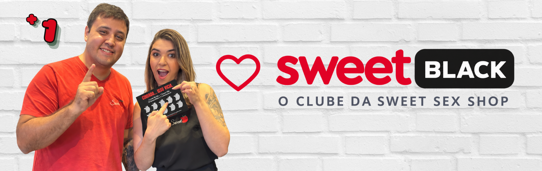 Os criadores do Sweet Black apresentam o clube, com Carol mostrando o cartão da campanha.